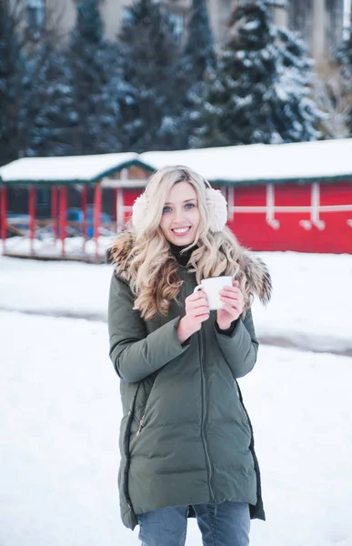 Mulher Bonita Com Vinho Quente Quente Mulled Livre — Fotografia de Stock