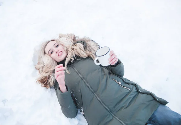 Belle Femme Avec Chaud Vin Chaud Plein Air — Photo