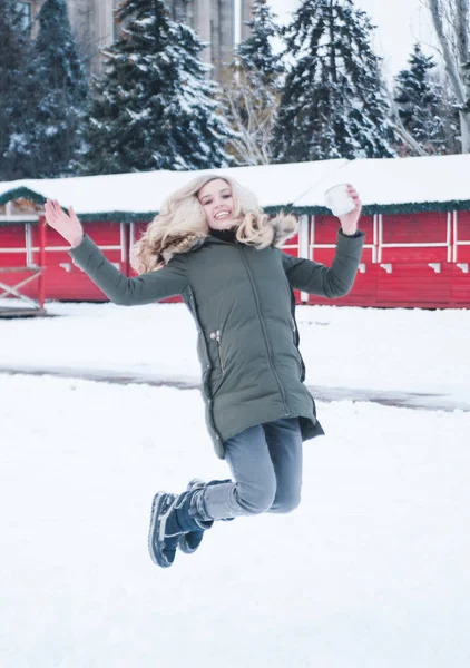 Mooie Vrouw Met Warme Glühwein Buiten — Stockfoto