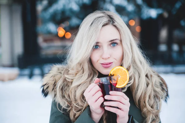 Mulher Bonita Com Vinho Quente Quente Mulled Livre — Fotografia de Stock