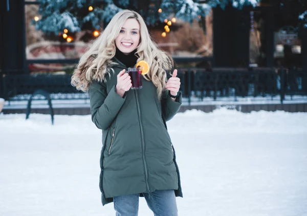 Mooie Lachende Vrouw Met Glühwein Buiten — Stockfoto