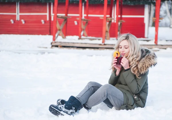 Mooie Lachende Vrouw Met Glühwein Buiten — Stockfoto