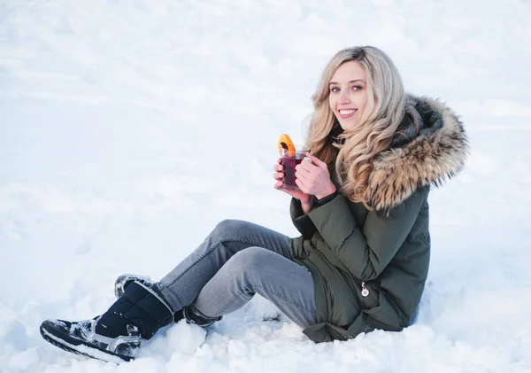 Mujer Con Vino Caliente Aire Libre — Foto de Stock