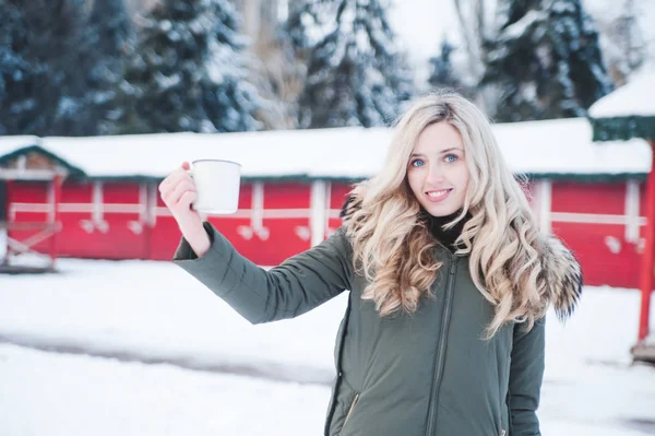 Mooie Lachende Vrouw Met Glühwein Buiten — Stockfoto