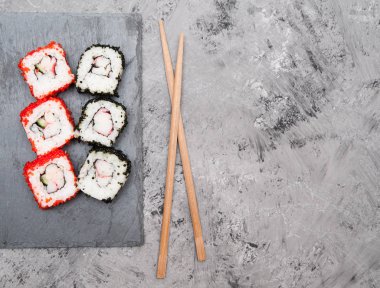 Japon suşisi taştan arka planda yuvarlanıyor. 