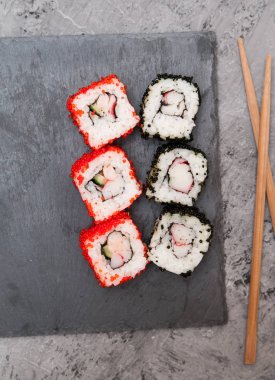 Japon suşisi taştan arka planda yuvarlanıyor. 