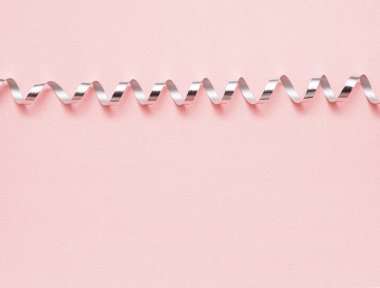 Gösterişli bir arka planı var..