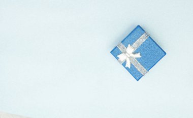 Şenlik arka planında mücevherleri olan bir hediye kutusu..