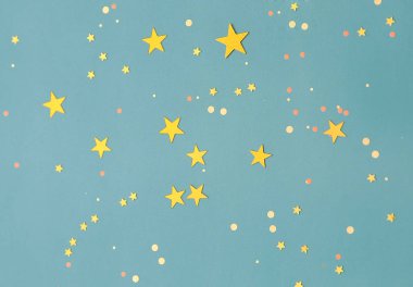 Parlayan yıldızlı şenlikli arka plan. 