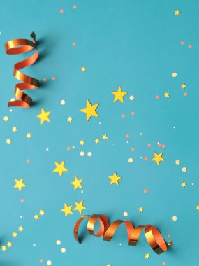 Parlayan yıldızlı şenlikli arka plan.