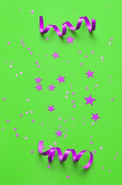 Parlayan yıldızlı şenlikli arka plan.