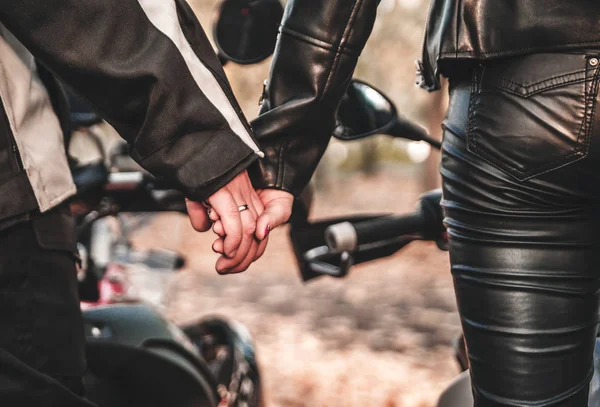 Mãos Dois Motoqueiros Feliz Dia Dos Namorados — Fotografia de Stock