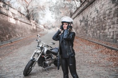 Motosiklet yol ile poz güzel motorcu kadın. 