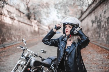Genç kadın ile bir motosiklet açık poz.