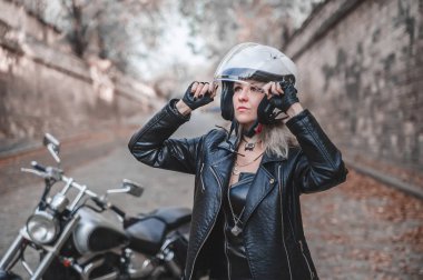 Genç kadın ile bir motosiklet açık poz.