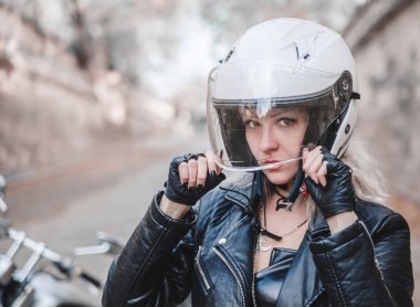 Motosiklet yol ile poz güzel motorcu kadın. 