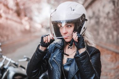 Genç kadın ile bir motosiklet açık poz.