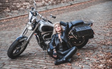 Genç kadın ile bir motosiklet açık poz.