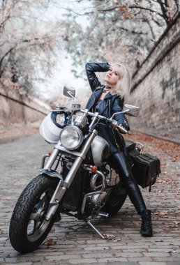 Genç kadın ile bir motosiklet açık poz.
