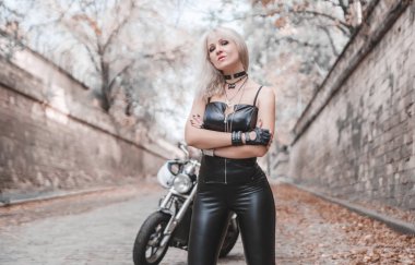 Motosiklet yol ile poz güzel motorcu kadın. 