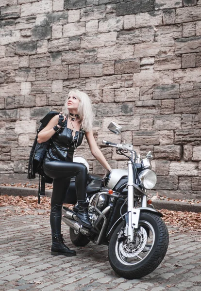 Mujer Joven Posando Con Una Motocicleta Aire Libre —  Fotos de Stock