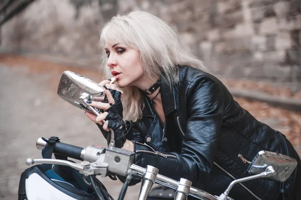 Hermosa Mujer Motociclista Posando Con Motocicleta Camino —  Fotos de Stock