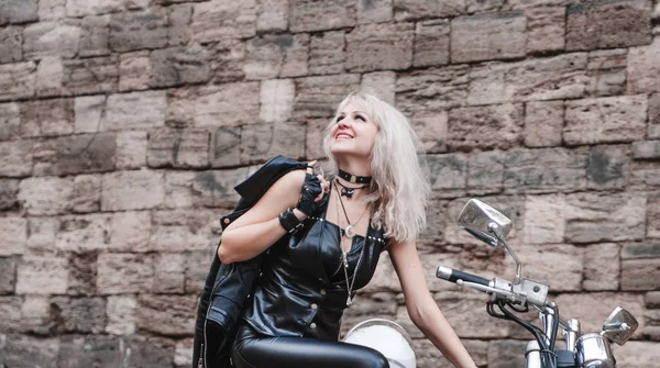 Bella Donna Motociclista Posa Con Moto Sulla Strada — Foto Stock