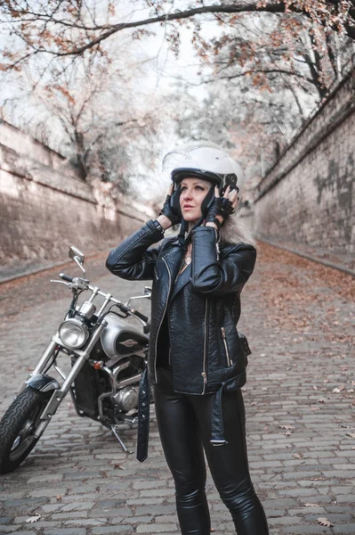 Mulher Bonita Motociclista Posando Com Motocicleta Estrada — Fotografia de Stock