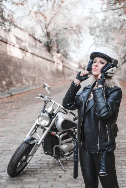 Νεαρή Γυναίκα Που Ποζάρει Μια Εξωτερική Μοτοσικλέτα — Φωτογραφία Αρχείου