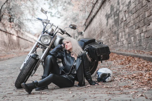 Hermosa Mujer Motociclista Posando Con Motocicleta Camino —  Fotos de Stock