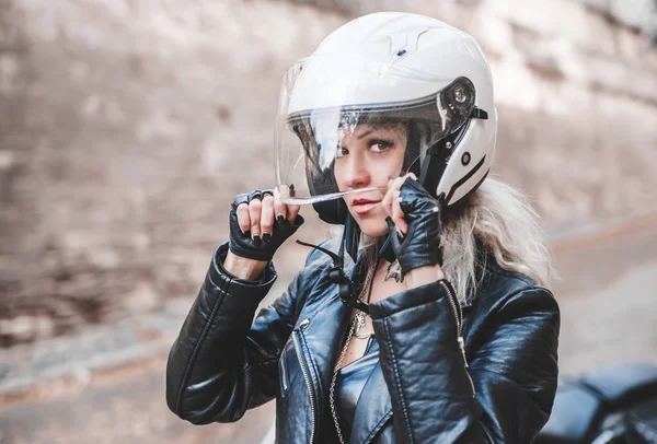 Mujer Joven Posando Con Una Motocicleta Aire Libre — Foto de Stock