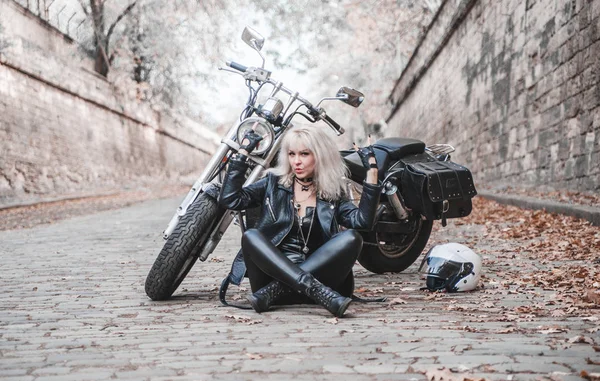 Young Woman Posing Motorcycle Outdoor — Stock Photo, Image