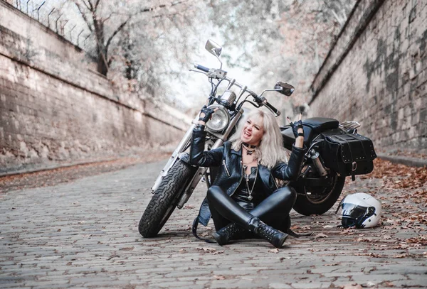 Giovane Donna Posa Con Una Moto All Aperto — Foto Stock