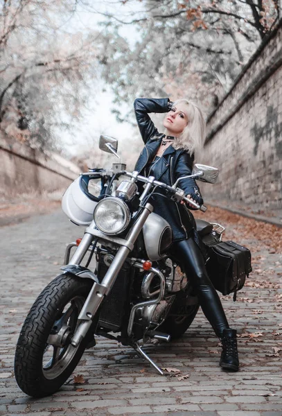 Giovane Donna Posa Con Una Moto All Aperto — Foto Stock