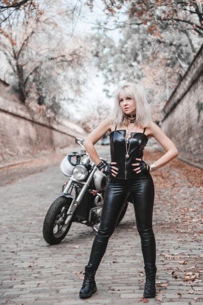 Молода Жінка Позує Мотоциклом Вулиці — стокове фото