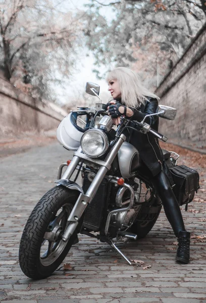 Jeune Femme Posant Avec Une Moto Plein Air — Photo