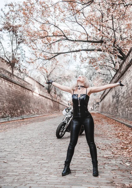 Beautiful Biker Woman Posing Outdoor — Stock Photo, Image