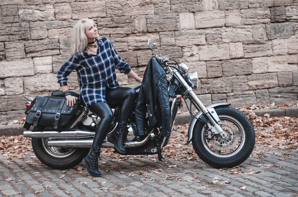 Mulher Bonita Motociclista Posando Livre — Fotografia de Stock