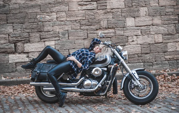 Schöne Biker Frau Posiert Freien — Stockfoto