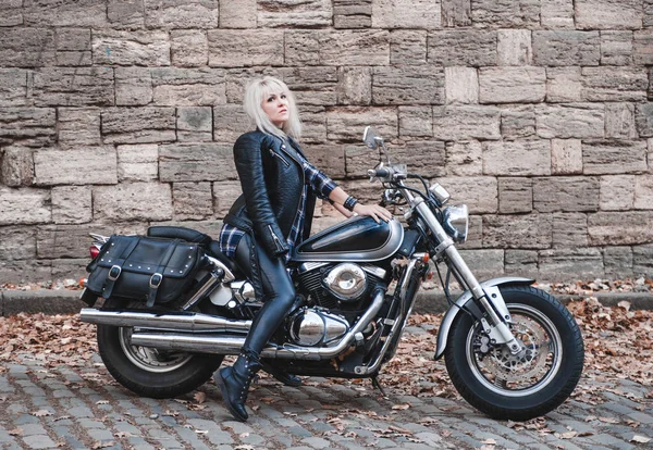 美しいバイクに乗る女性が屋外ポーズ — ストック写真