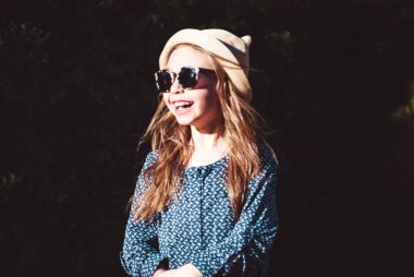 Şapka açık poz içinde şirin kız. 