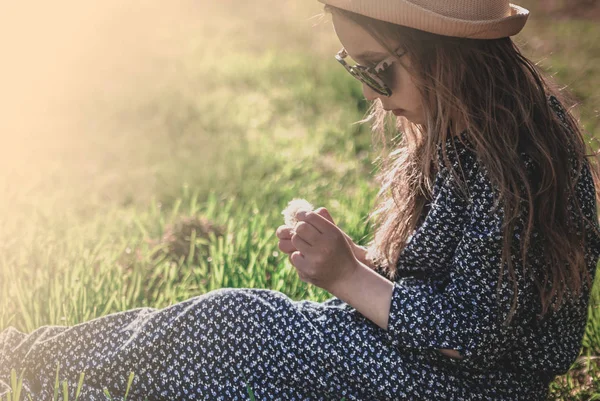 Little Cute Girl Posing Danfelion Hello Spring — Stock Photo, Image