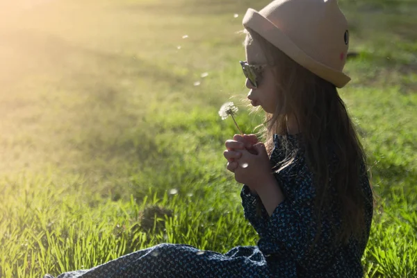 Cute Girl Hat Posing Outdoor — Stock Photo, Image