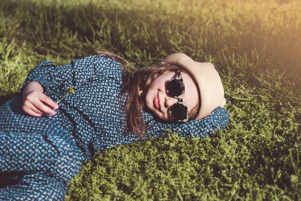 Jolie Fille Dans Chapeau Posant Plein Air — Photo