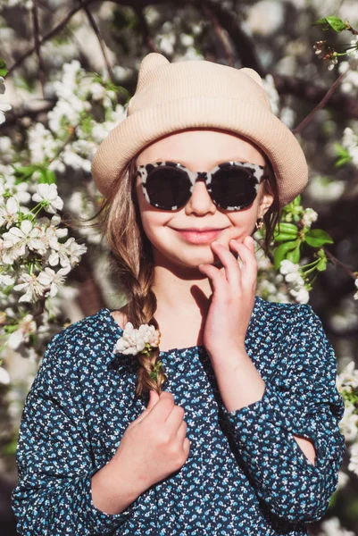 可爱的小女孩摆开一棵开花树 你好春天 — 图库照片