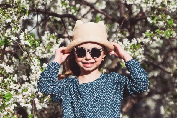 Kis Aranyos Lány Pózol Egy Virág Szia Tavaszi — Stock Fotó