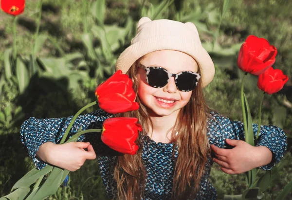 Ładna Dziewczynka Bukietem Tulipany Wiosna — Zdjęcie stockowe