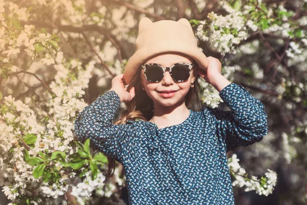 Cute Girl Hat Posing Outdoor — Stock Photo, Image