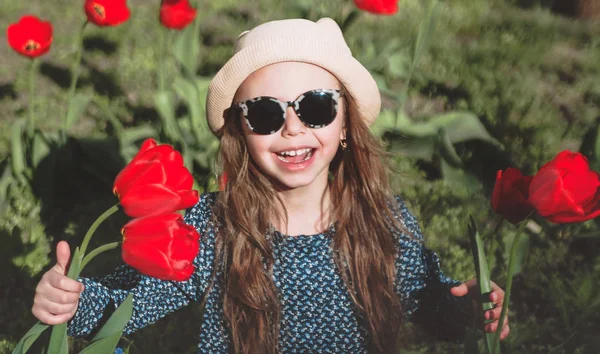 Aranyos Kis Lány Tavaszi Tulipán Csokor — Stock Fotó
