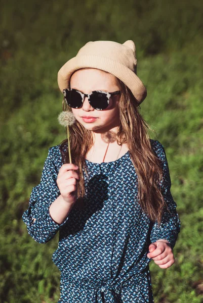 可爱的女孩在帽子与蒲公英 春天的心情 — 图库照片
